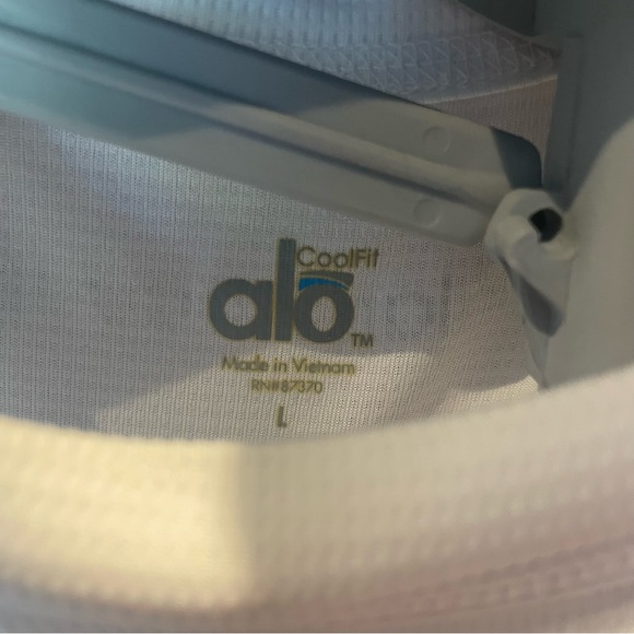 Large Alo White Workout Shirt - Picture 4 of 4